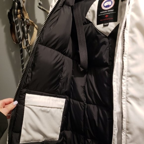 **SOLD** Authentic Canada Goose LIKE NEW - Picture 8 of 10